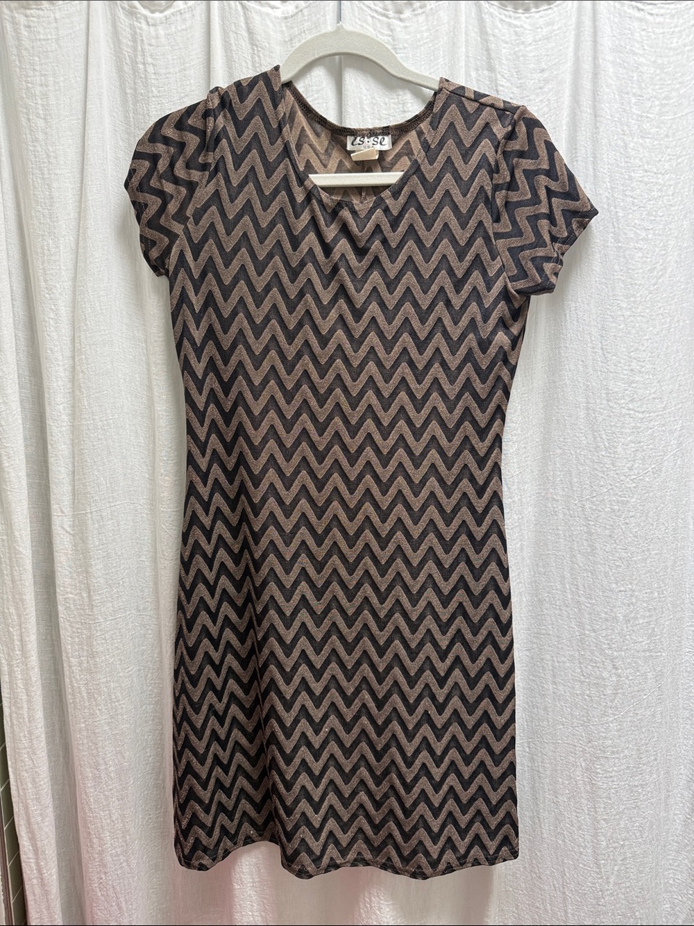 Vintage Y2K Zigzag Cap-Sleeve Shift Dress in Brown and Black